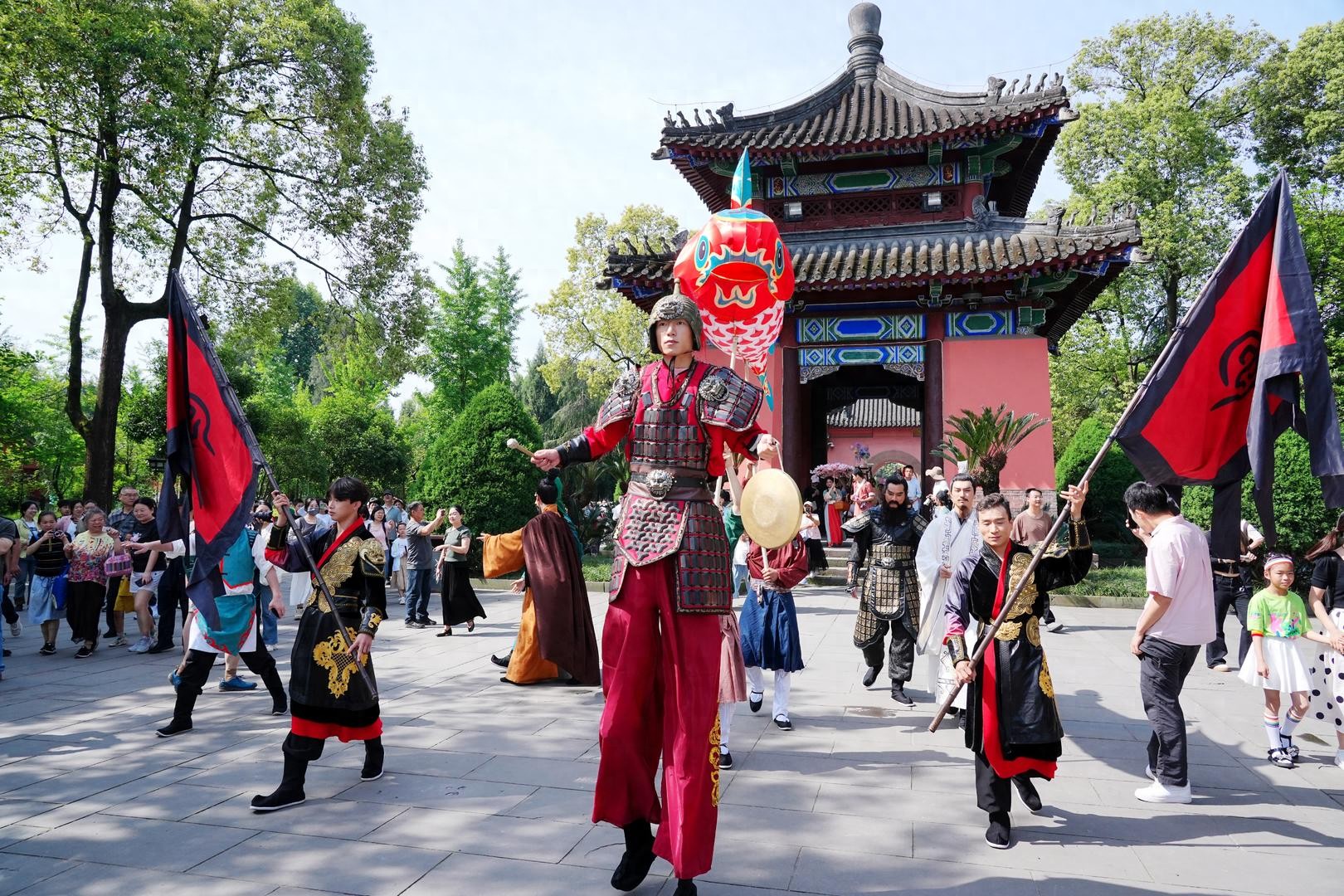五一耍成都丨武侯祠“蜀汉百景集”上新，AI机器人“小诸葛”也来助阵