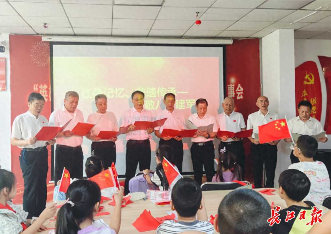 “五角星，那是往前走的底气”，老战士给孩子们讲述大别山精神