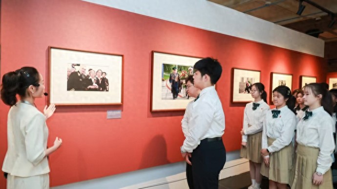这个140余张珍贵历史照片组成的艺术展，让虹口中学生上了难忘开学第一课