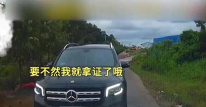 “亮证逼迫让路”奔驰女被曝亮的是假证，律师：伪造国家机关证件，情节严重可能触犯刑法