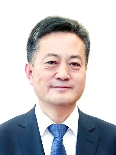 管新民，追求低级趣味