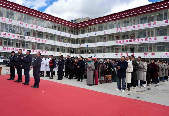 同升一面旗 共筑一个家那曲“红石榴”民族团结大院里的国庆节