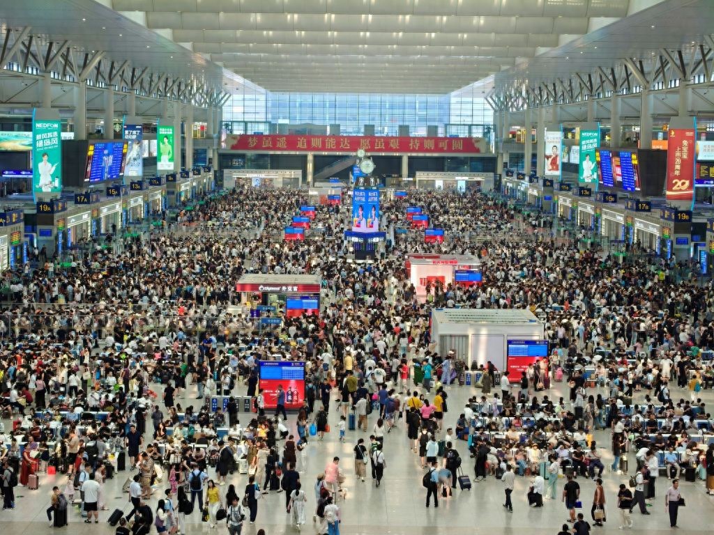 日均发送客流较平日多5万人次，暑运过半铁路上海站发送超1331万人次