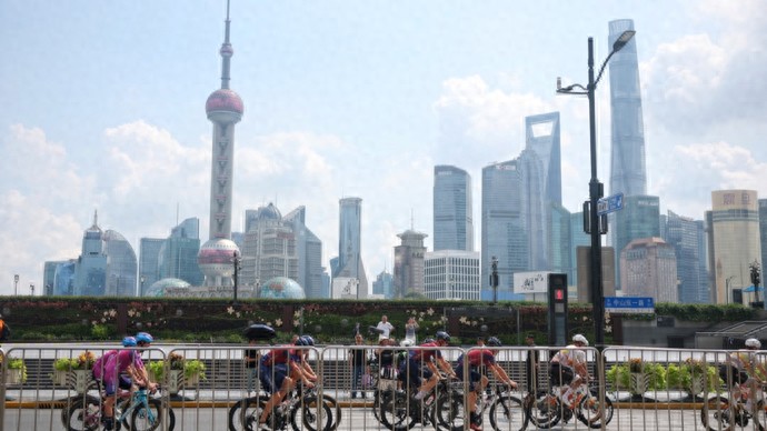 2025环上海·新城自行车赛启动，车手巡游外滩，气温和湿度成为比赛考验