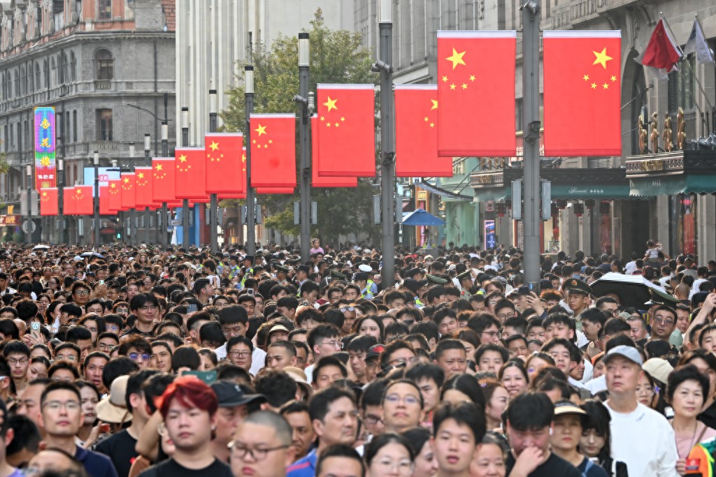 魔都眼·国庆｜各景点人从众，假期过半外滩客流已破220万