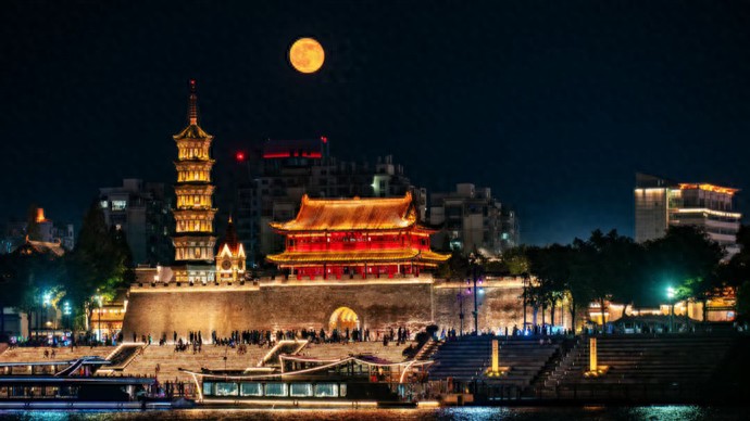 “超级月亮”即将登场，等你来赏！