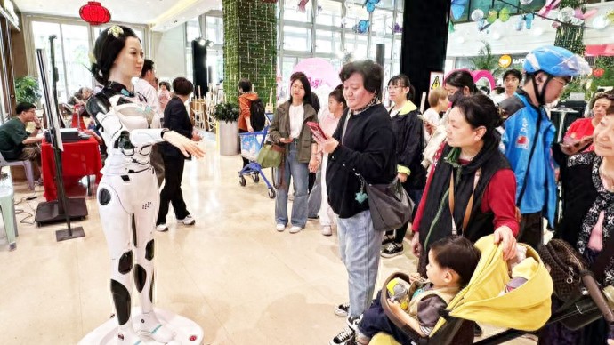 黄金消费增长超2倍、AI机器人也来了……百联中环假期热度高