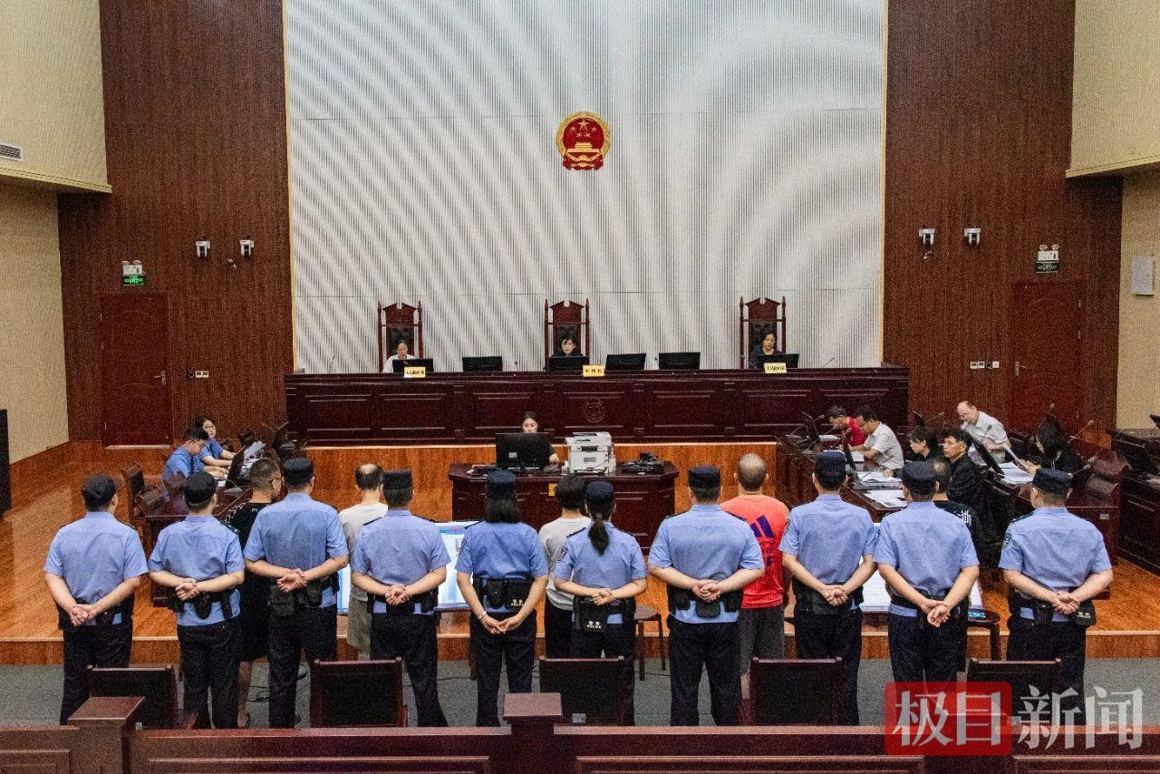 直播间低价“捡漏”翡翠手镯？5人团伙以假充真诈骗55万元被判刑