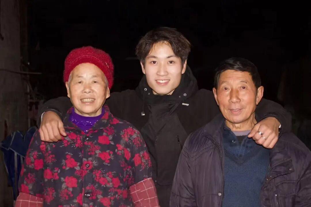 00后大学生拧螺丝送外卖,在工地抬钢筋练出腹肌,本人回应:想攒钱带爷爷奶奶进城游玩