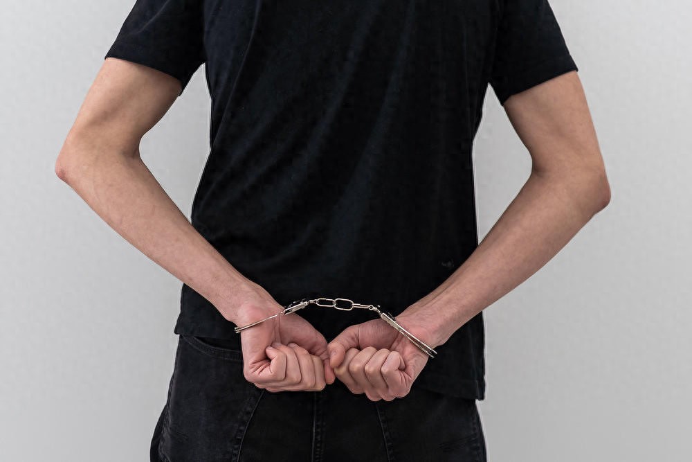 男子伙同他人在殷墟遗址保护区多次盗墓，曾盗出青铜戈等出售！被判10年3个月