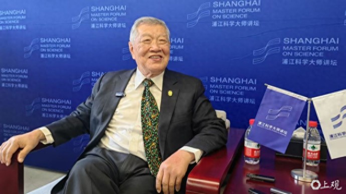 当代“福尔摩斯”李昌钰原来是“老顽童”，边演讲边发警徽