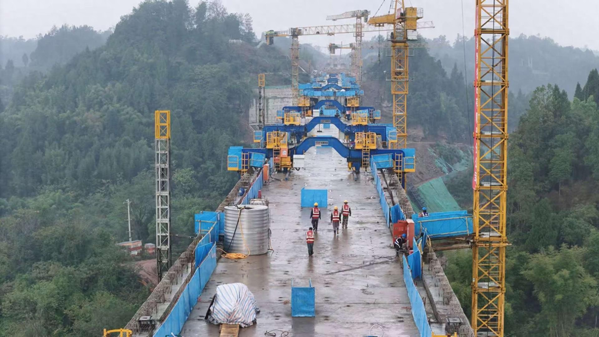 成渝中线高铁一碗水双线特大桥合龙