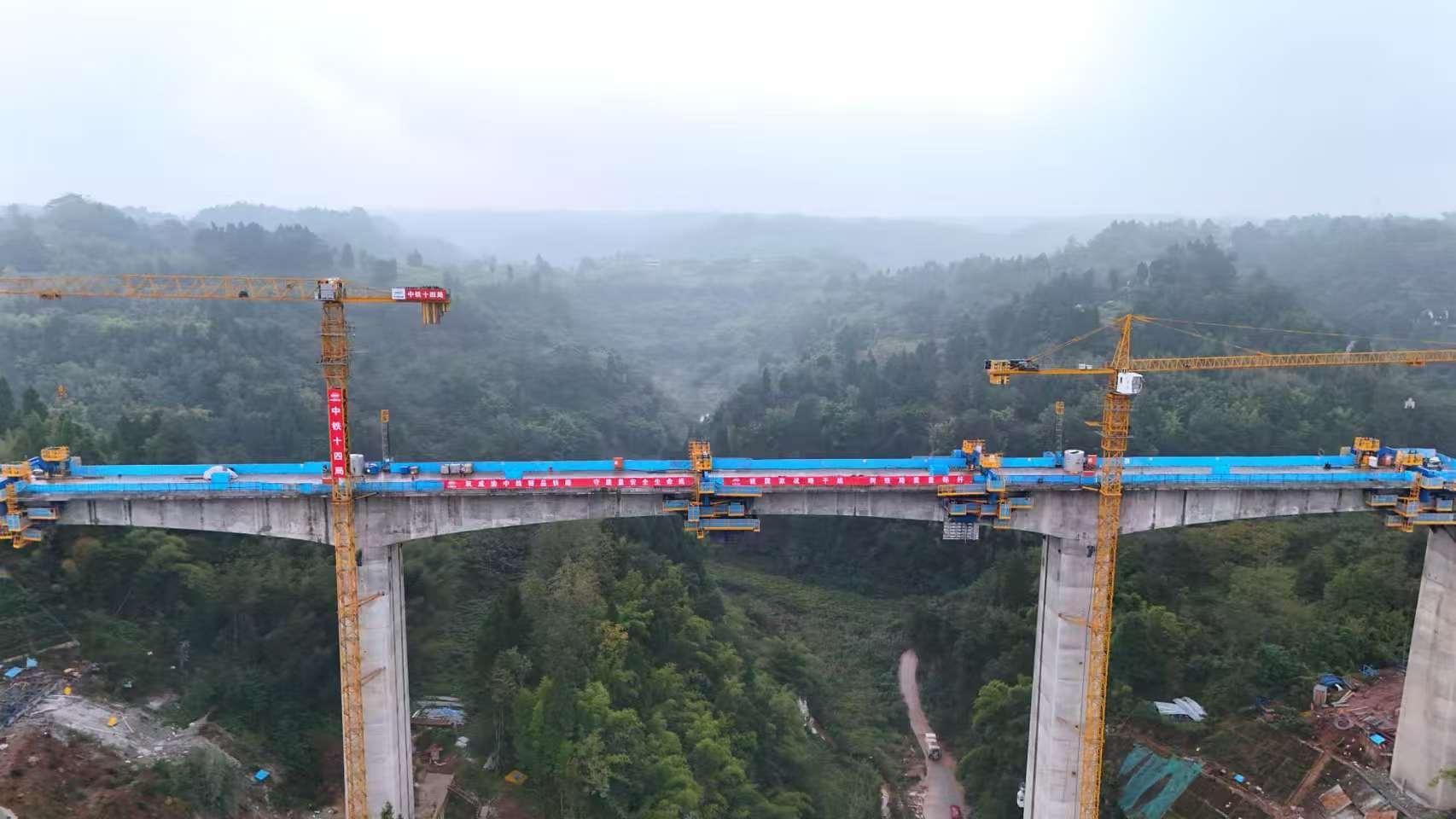 成渝中线高铁一碗水双线特大桥合龙