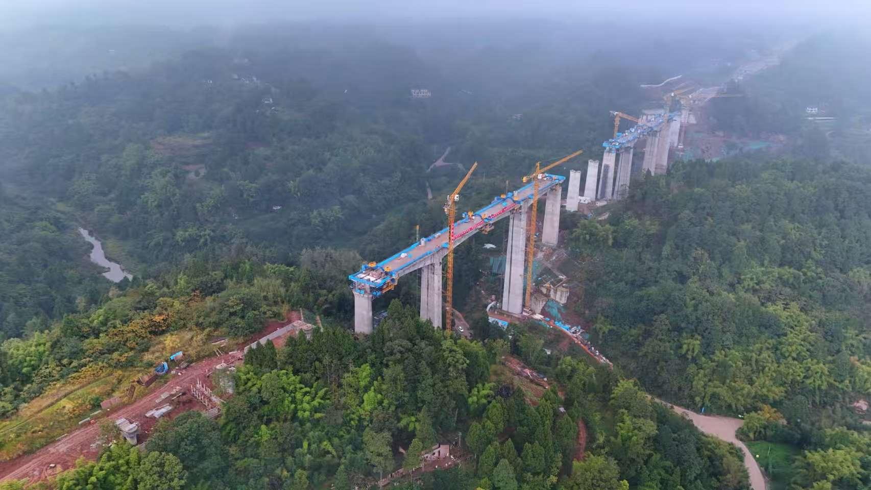 成渝中线高铁一碗水双线特大桥合龙