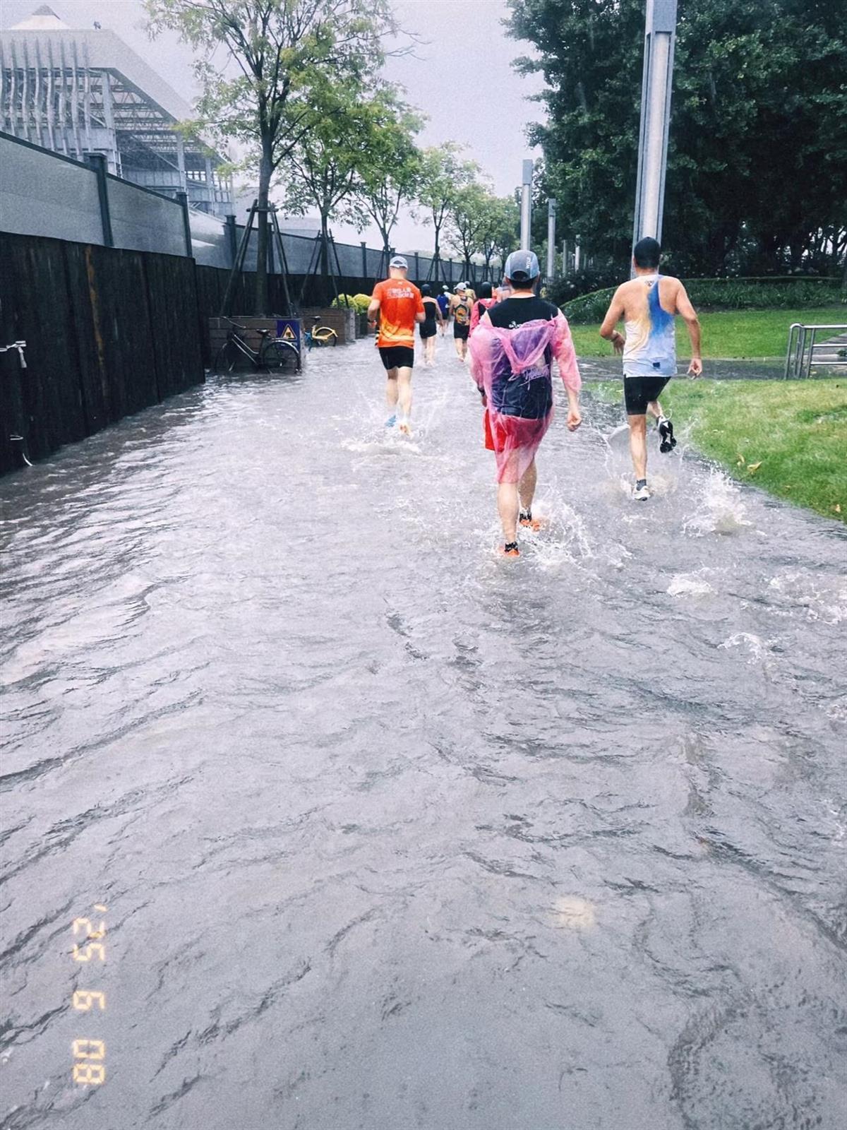 上海一长跑赛事雨中开赛，选手吐槽趟水奔跑，运营方：天气未到熔断比赛的标准