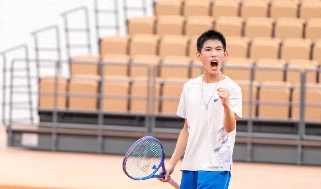 逆转夺冠！杨浦网球小将徐玥洲加冕全国U12“红土之王”