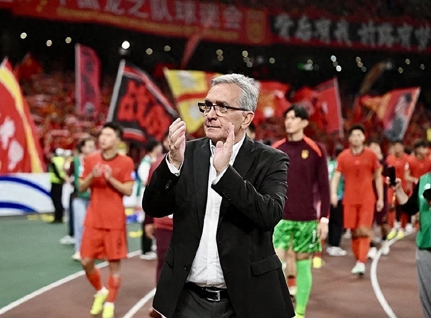 前国足主帅伊万否认批评中国足协和球员，已接到伊朗、阿联酋的执教邀请，称“仍在考虑”