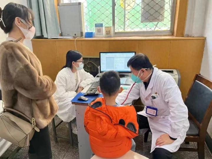 阳性率上升！除了流感，这种病毒也开始高发，鼻塞、流鼻涕、咳嗽……目前尚无特效药