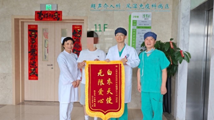 暖心！孕妇站台突发晕厥摔伤，幸好遇到了这位军医