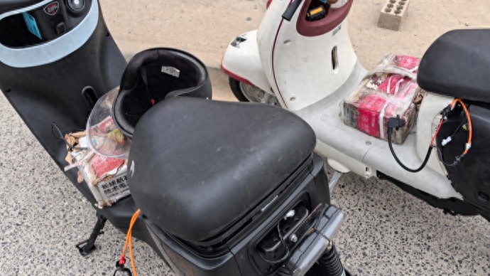 竟就在上牌点明目张胆改装！旧标电动自行车上牌高峰，“换电过检”现象猖獗