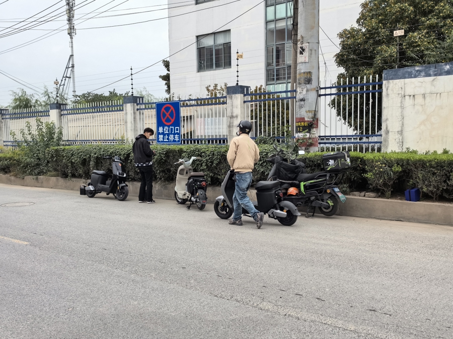 竟就在上牌点明目张胆改装!旧标电动自行车上牌高峰,“换电过检”现象猖獗