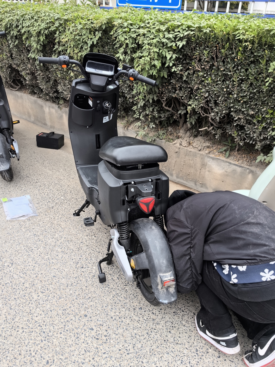 竟就在上牌点明目张胆改装!旧标电动自行车上牌高峰,“换电过检”现象猖獗