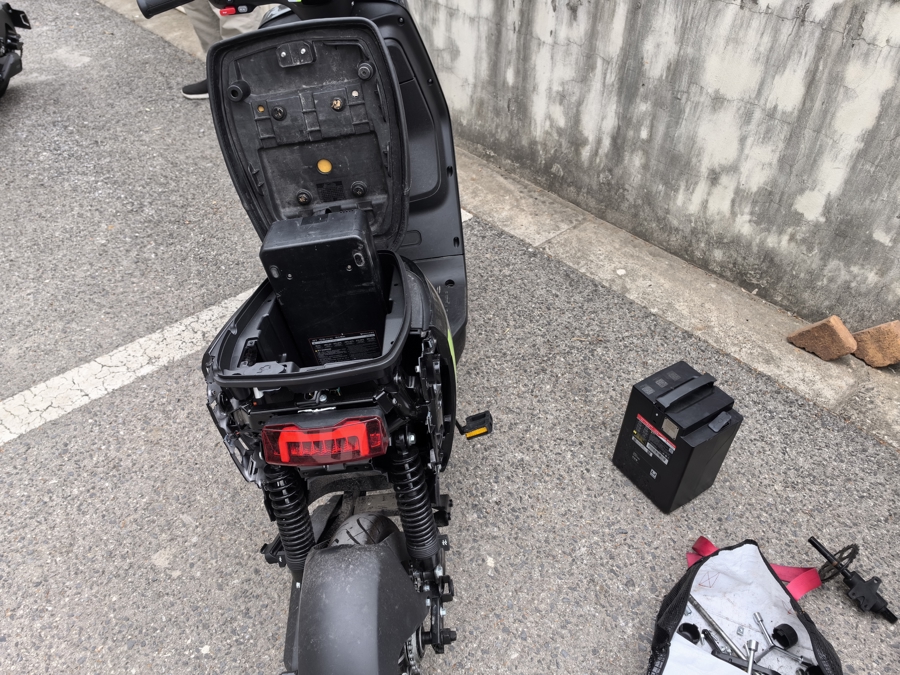 竟就在上牌点明目张胆改装!旧标电动自行车上牌高峰,“换电过检”现象猖獗