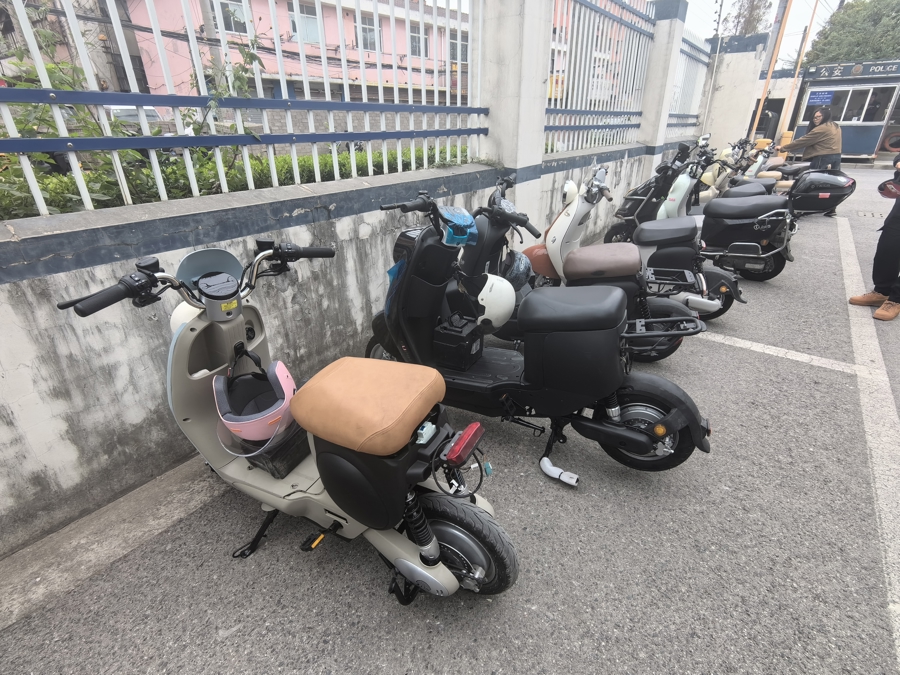 竟就在上牌点明目张胆改装!旧标电动自行车上牌高峰,“换电过检”现象猖獗