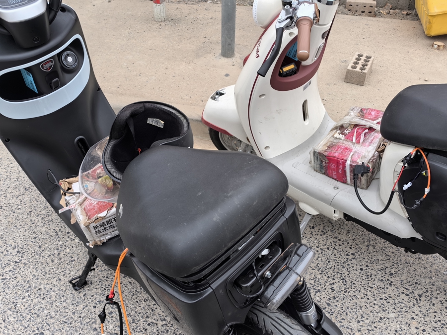 竟就在上牌点明目张胆改装!旧标电动自行车上牌高峰,“换电过检”现象猖獗