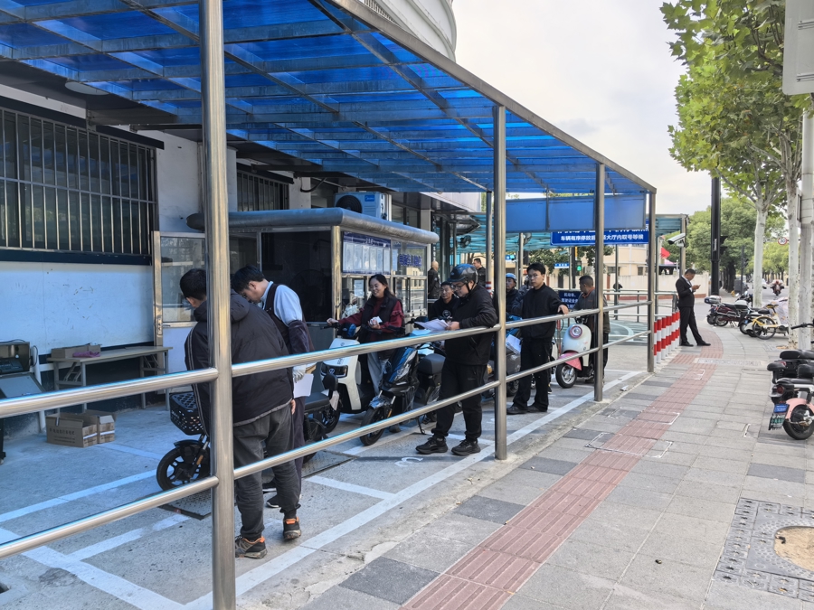 竟就在上牌点明目张胆改装!旧标电动自行车上牌高峰,“换电过检”现象猖獗