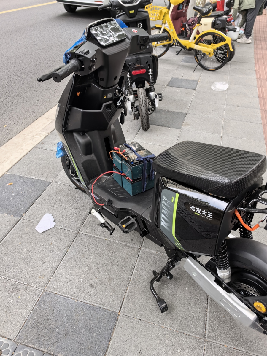 竟就在上牌点明目张胆改装!旧标电动自行车上牌高峰,“换电过检”现象猖獗