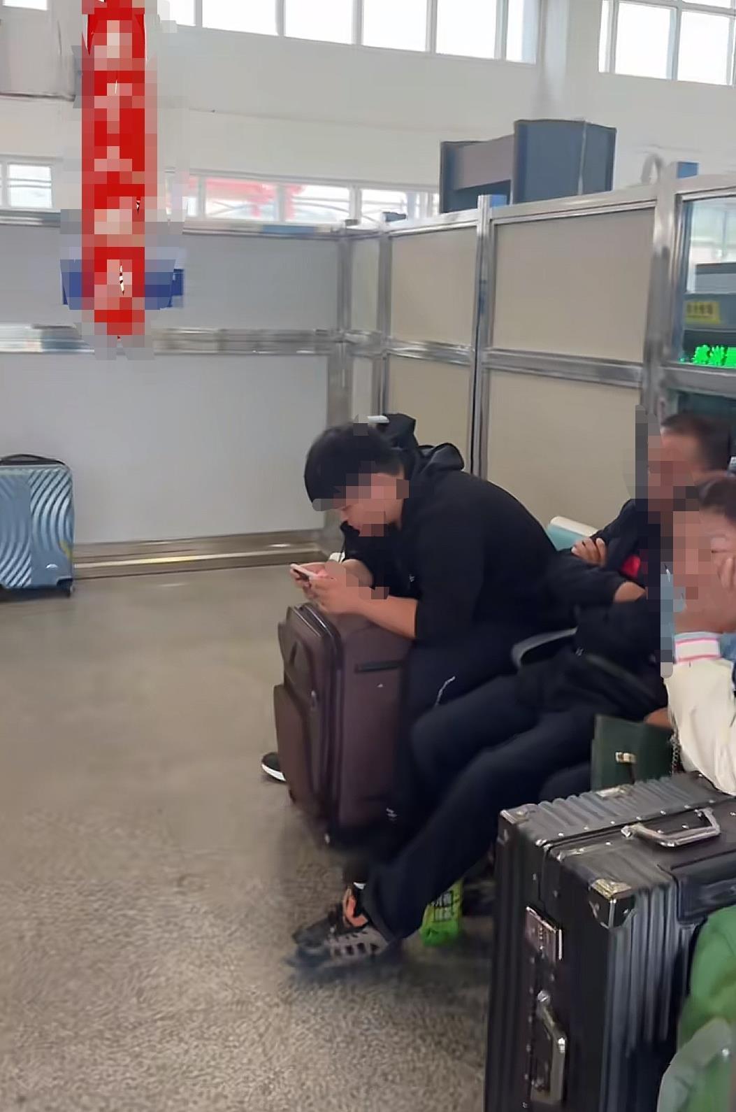 详细阅读:火车站不让旅客进候车室候车?吉林磐石站回应:因车次较少分时段开放 火车站不让旅客进候车室候车?吉林磐石站回应:因车次较少分时段开放