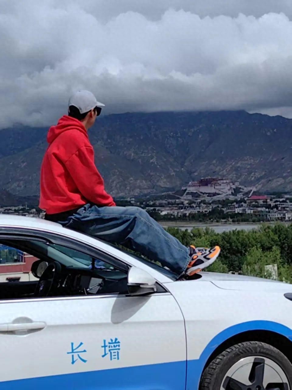 武汉80后夫妻自驾出租车去拉萨，穷游一个多月花费4600元，曾骑摩托车长途跋涉到威海旅行