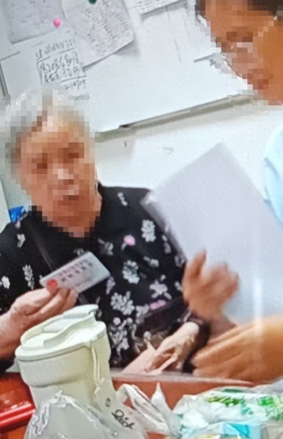“84岁老太被多年无交集大女儿带出养老院，盗取40万存款”后续：老人起诉大女儿及养老院返还经济损失