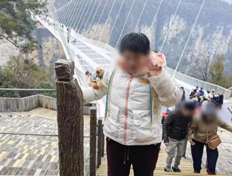 湖南15岁残障女孩殒命穿村铁轨，家属起诉铁路局案件开庭，事发监控曝光