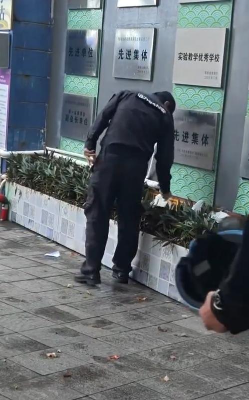 海南一中学保安丢弃学生外卖,校方通报:系因保安多次引导要求,但外卖员未将外卖放置于指定地点