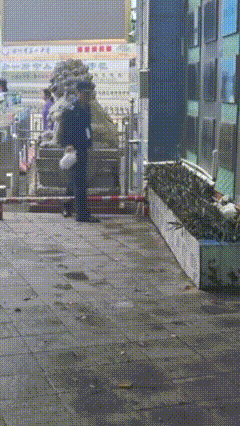 海南一中学保安丢弃学生外卖,校方通报:系因保安多次引导要求,但外卖员未将外卖放置于指定地点