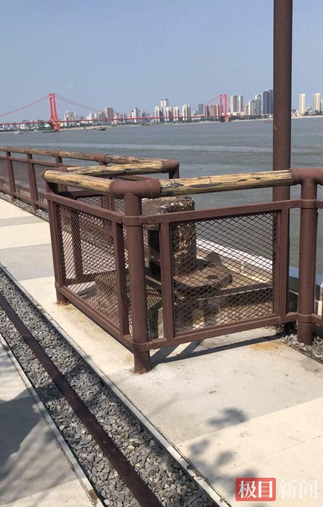 男子吞药后江边欲寻短见，热心保安将其摁住成功救起