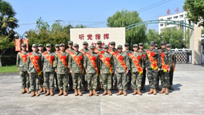 壮志满怀赴军营！普陀区举行2025年下半年新兵入伍欢送仪式