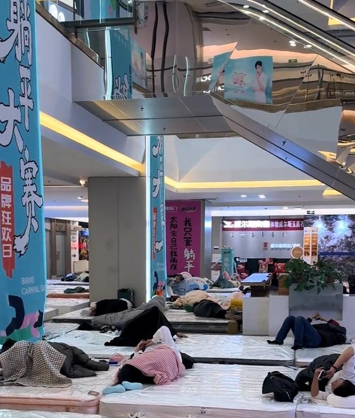 内蒙古包头举办“躺平大赛”，54人已躺超24小时，主办方：比赛无截止时间，有人穿纸尿裤参赛