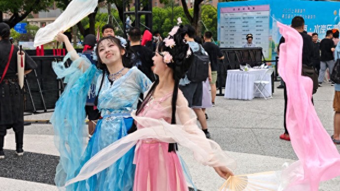 本周末，逛苏河玩市集！“水岸乐游周”启幕，主题游船亮相→