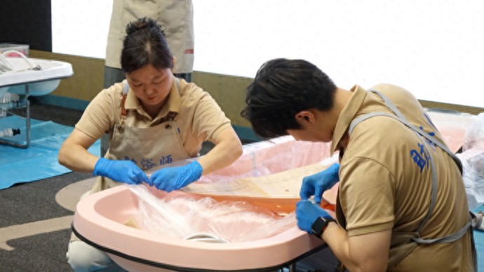 高温天卧床老人洗澡难，闵行率先探索“助浴员”培训新模式