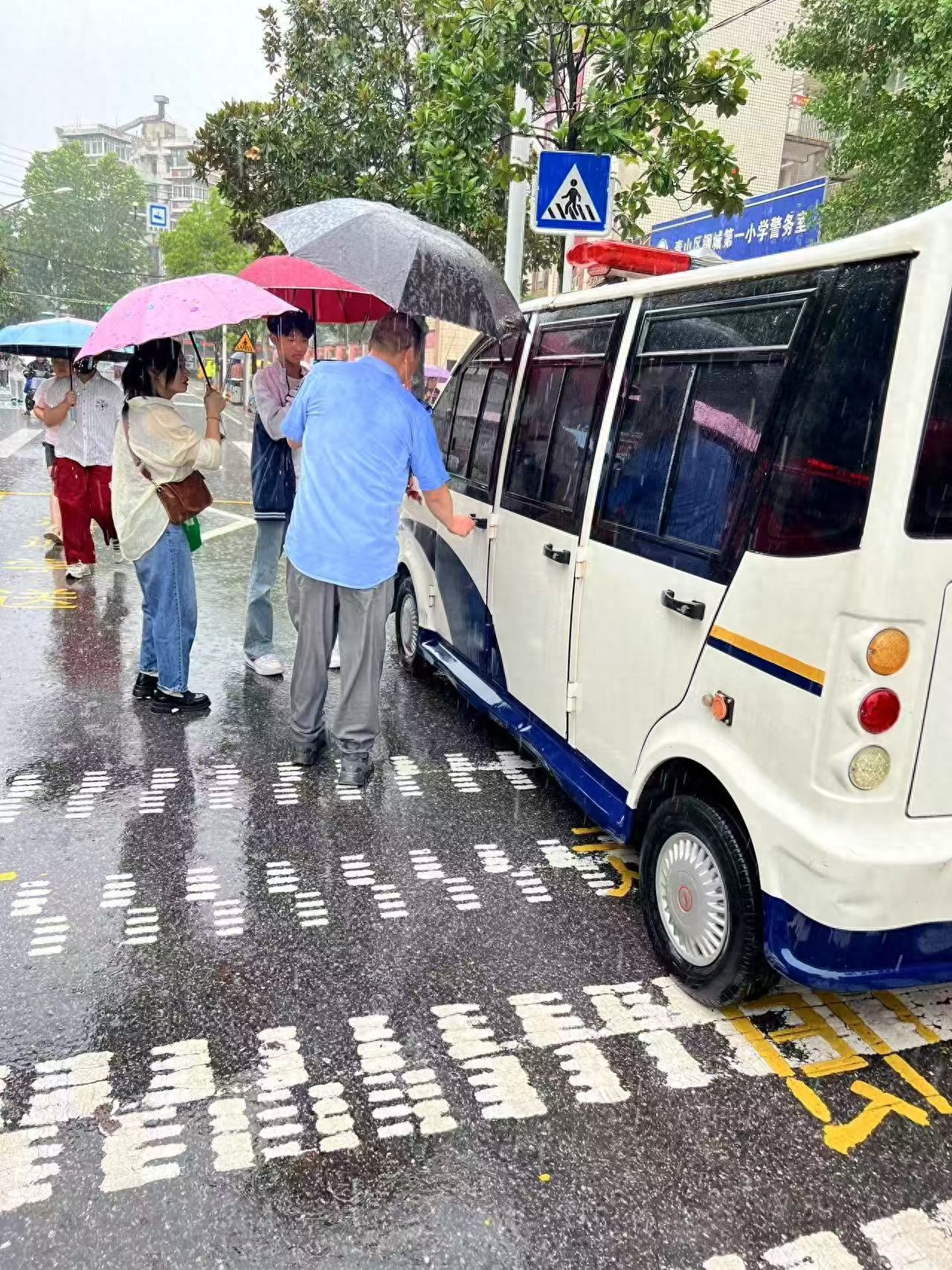 走错考场、弄错考试时间，考场外遇突发状况！中考次日武汉城管雨中紧急护考好暖心