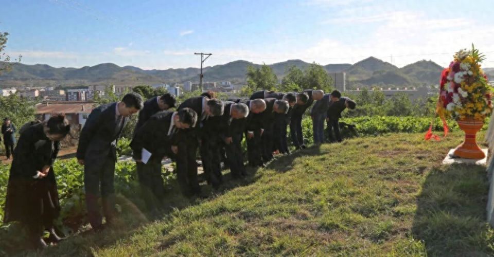 朝鲜新发现志愿军烈士纪念塔，塔基有邓华将军亲笔书写字样