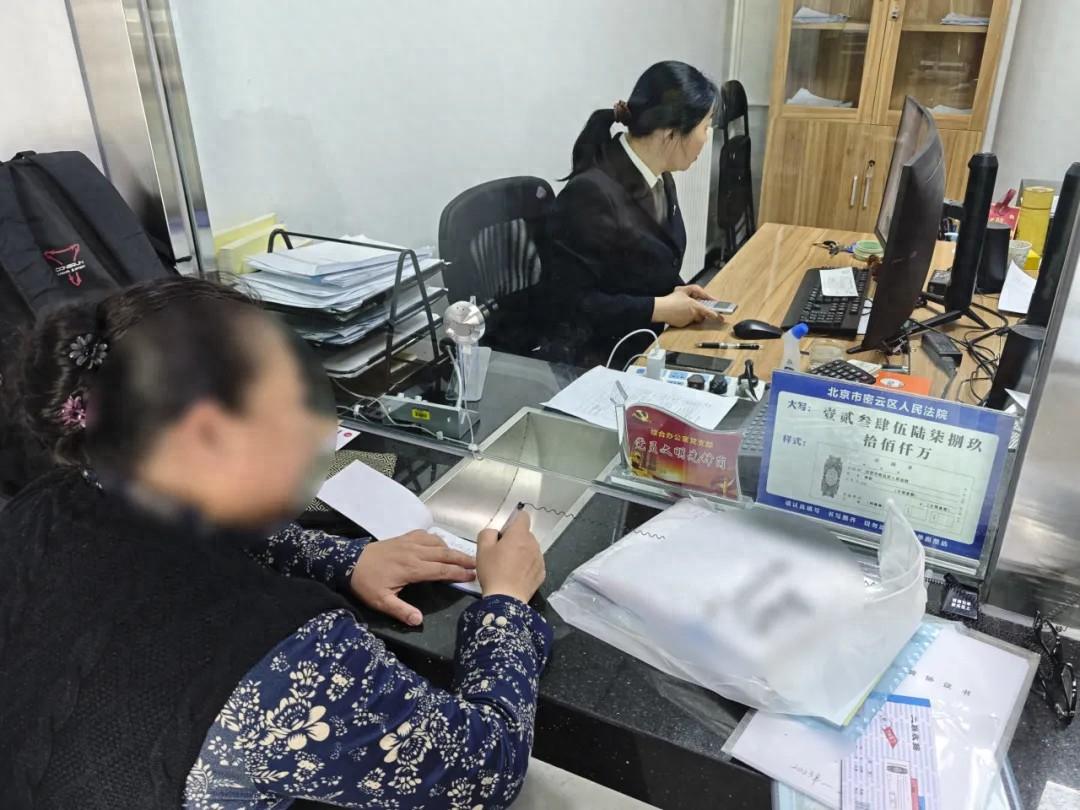 一方说“钱到账再解封”，一方说“不解封就没钱付”，僵局怎么破？