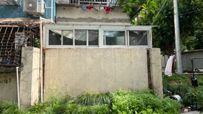 夏令热线｜天井搭建玻璃房，楼上楼下闹翻天