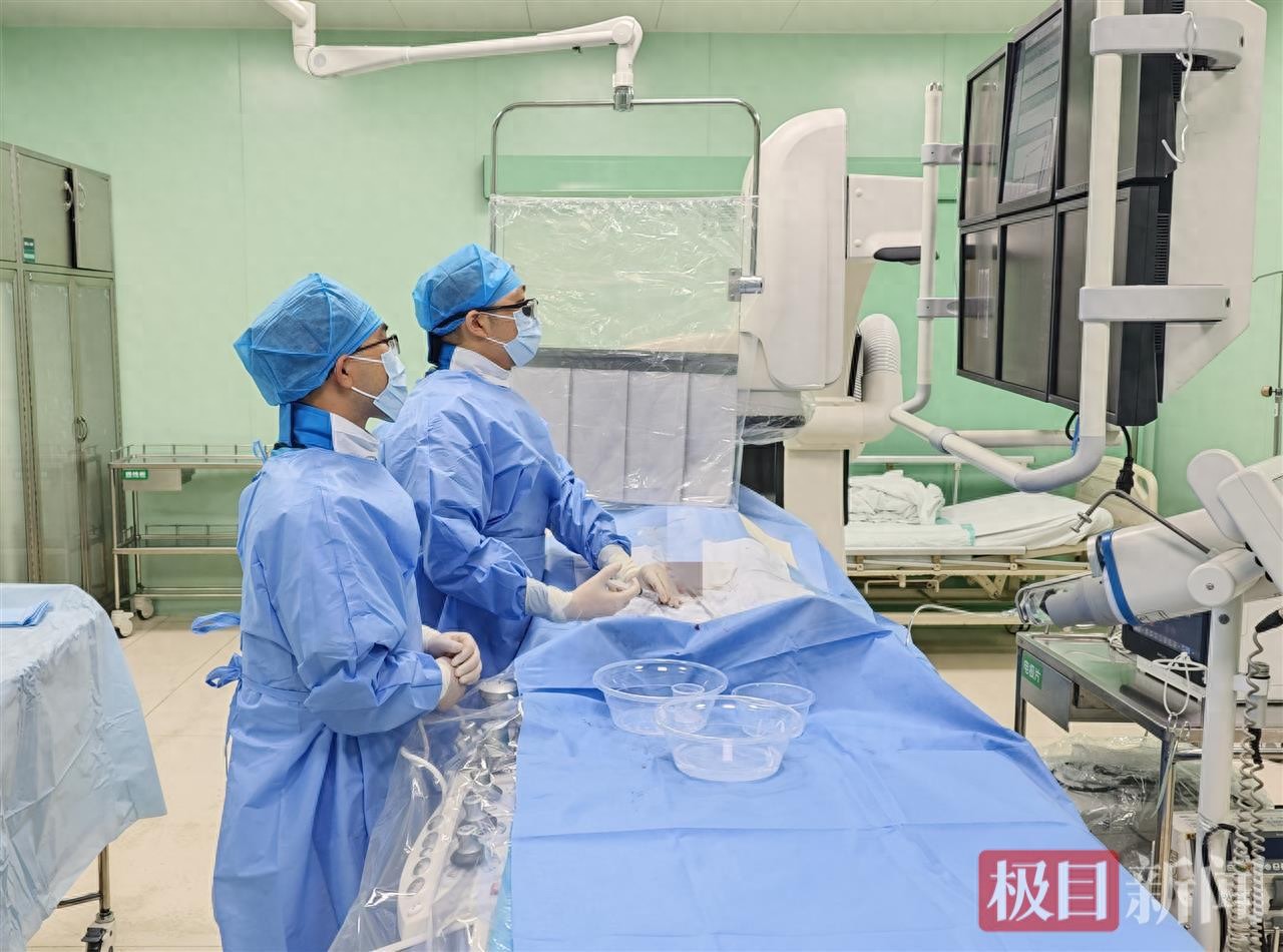 200余斤男子跑步减肥突发咯血，竟是血管“迷路”长错了位置，微创介入精准“堵漏”化解危机